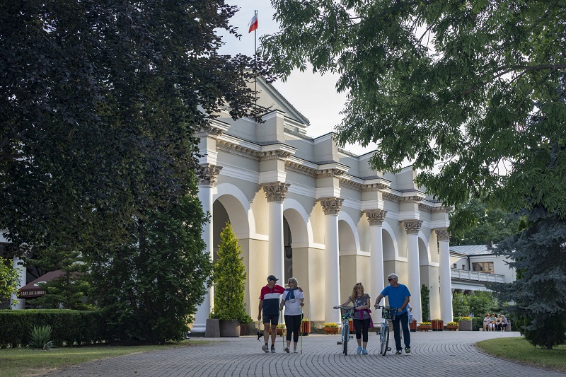 Zabytkowy budynek Sanatorium Marconi i park w Busku-Zdroju